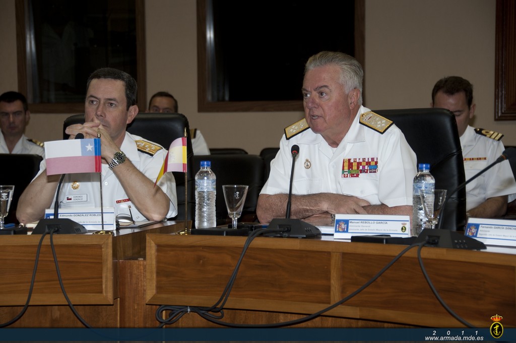 El Almirante General Manuel Rebollo en la sala de juntas del EMA junto con su homólogo chileno, el Almirante Edmundo González.
